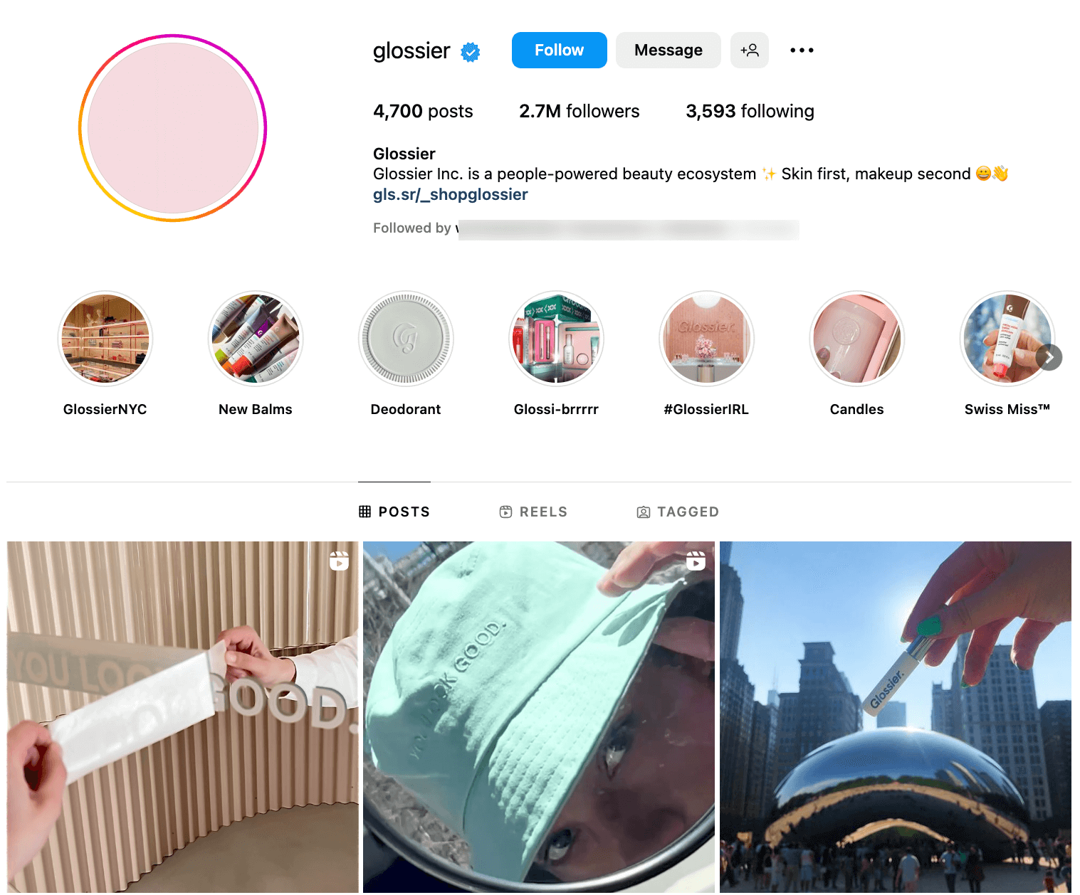La página de Instagram de Glossier tiene millones de seguidores.