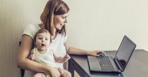 Cómo ganar dinero siendo madre en casa (Guía 2025 + 13 trabajos flexibles)